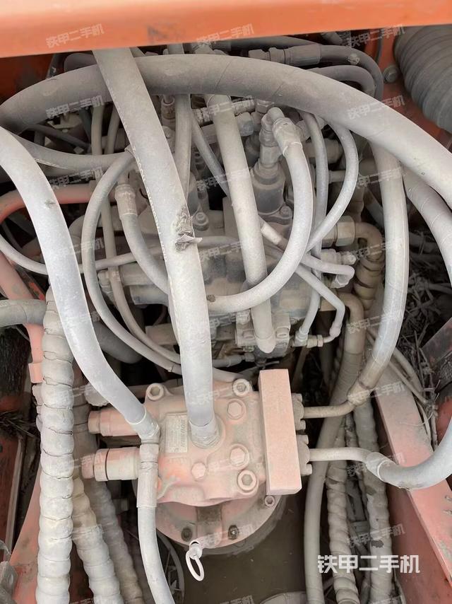 回轉(zhuǎn)馬達(dá)和主控閥（整機(jī)外觀）