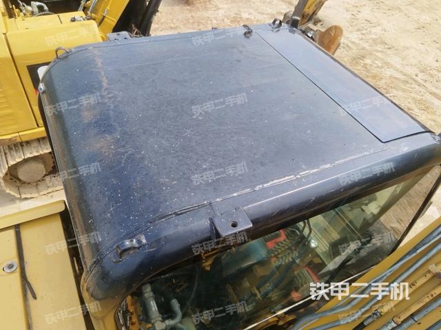 駕駛室頂部(整機(jī)外觀) 駕駛室頂部(整機(jī)外觀)