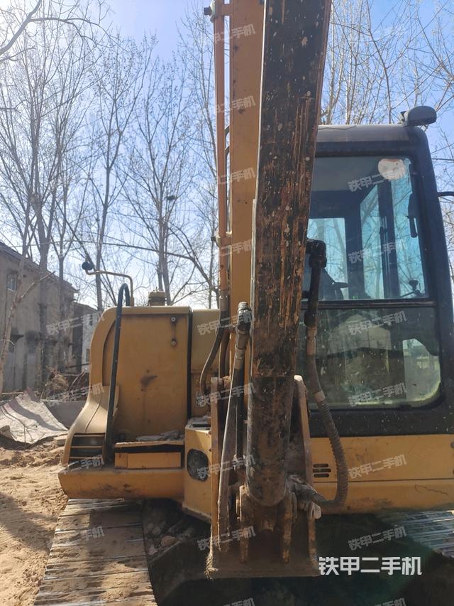 转盘和下车架正前(工作和回转装置) 转盘和下车架正前(工作和回转装置)