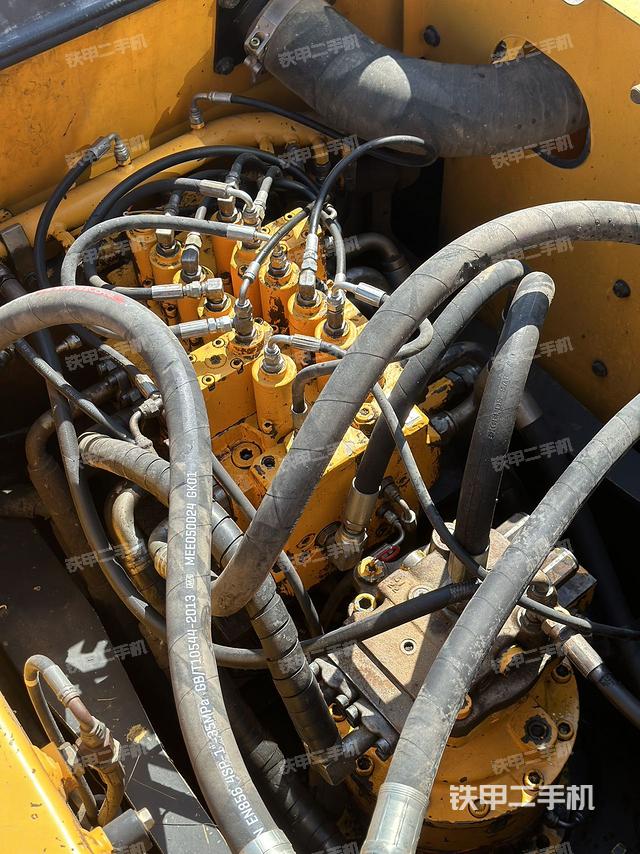 回转马达和主控阀（整机外观）