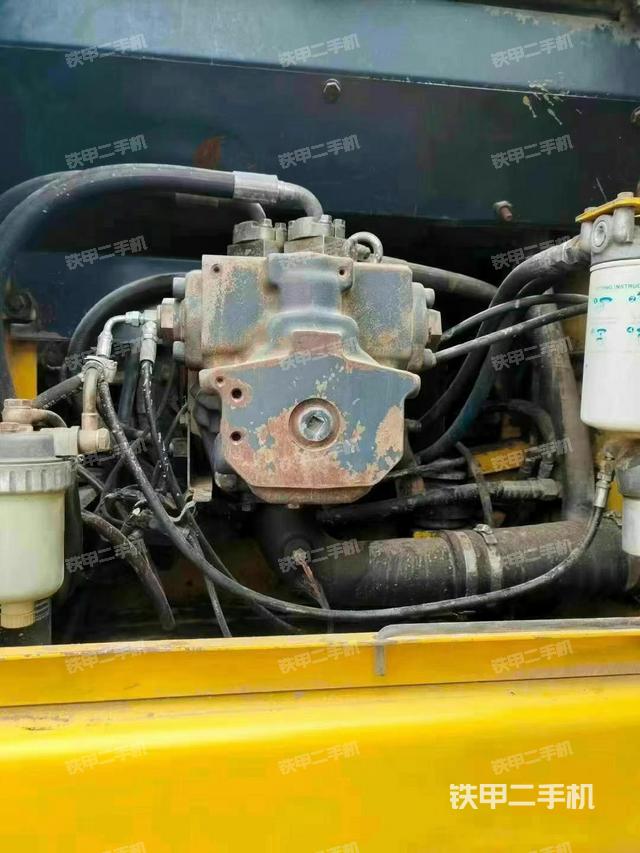 液压泵舱室正面整体（整机外观）