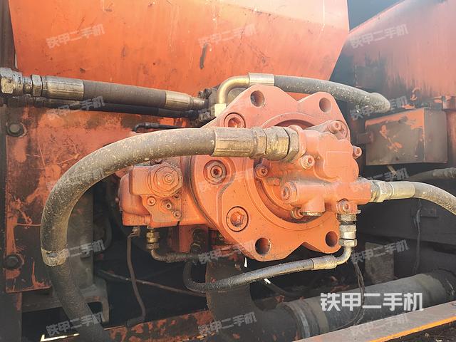 液压泵舱室正面整体（整机外观）