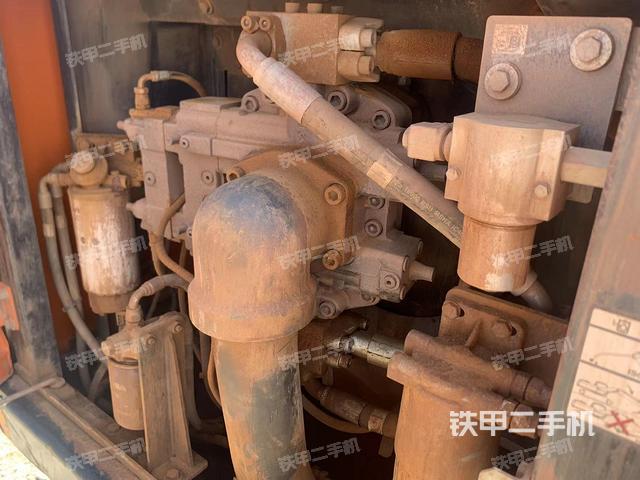 液压泵舱室正面整体（整机外观）