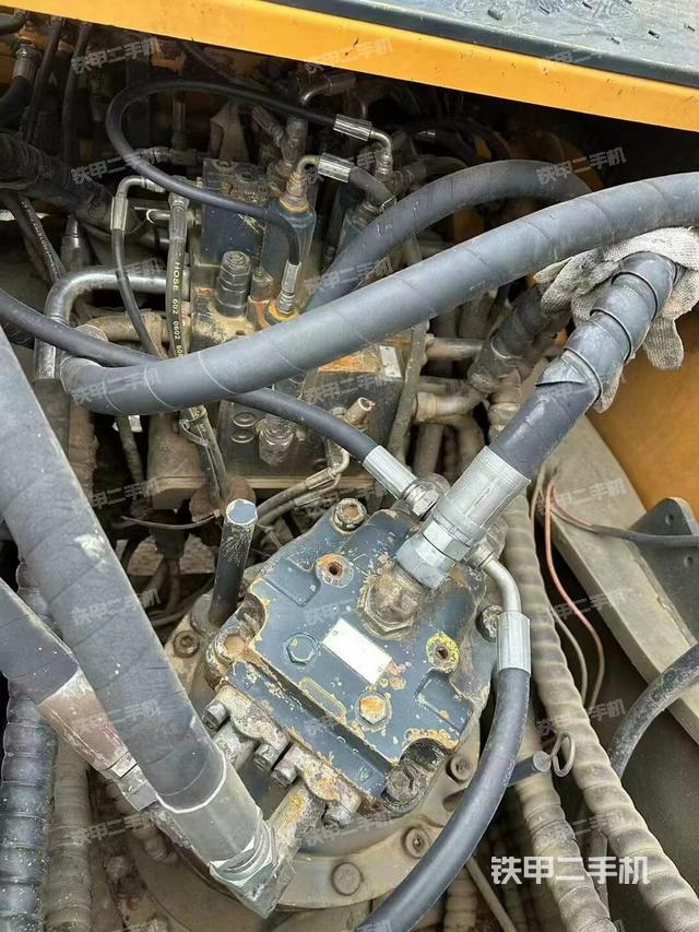 回轉馬達和主控閥（整機外觀）