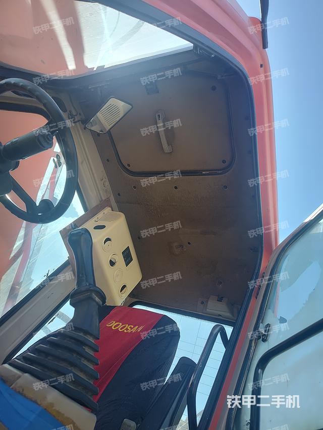 駕駛室頂部(整機外觀) 駕駛室頂部(整機外觀)