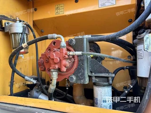 液压泵舱室正面整体（整机外观）