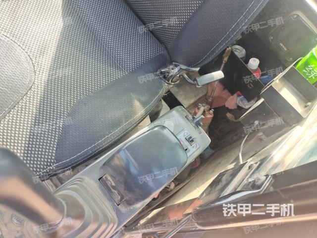 行走控制手柄和踏板 俯拍(驾驶室部分) 行走控制手柄和踏板 俯拍(驾驶室部分)