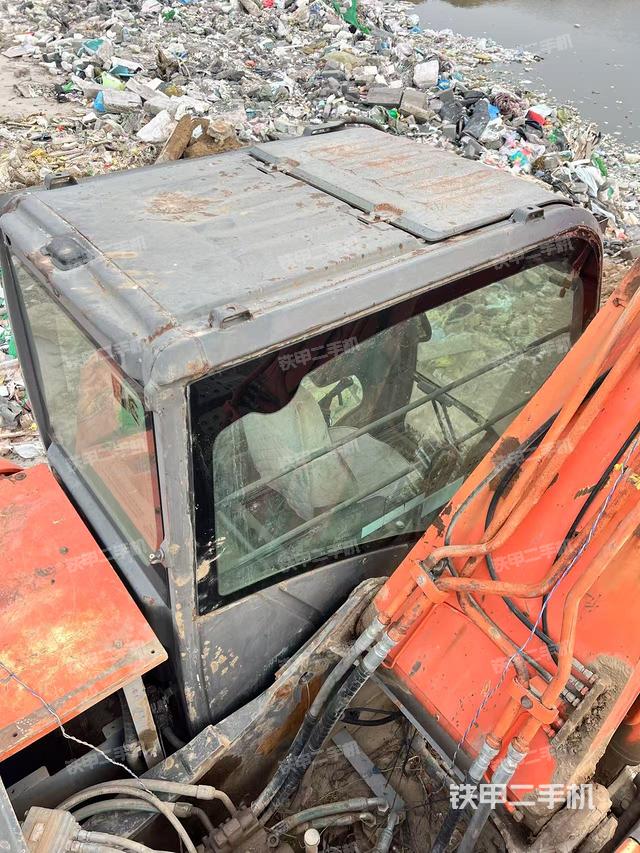 駕駛室頂部(整機(jī)外觀) 駕駛室頂部(整機(jī)外觀)