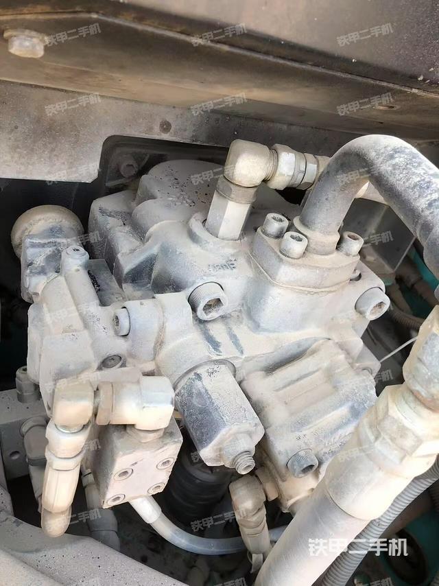 液壓泵艙室正面整體（整機外觀）