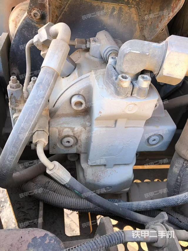 液壓泵艙室正面整體（整機外觀）