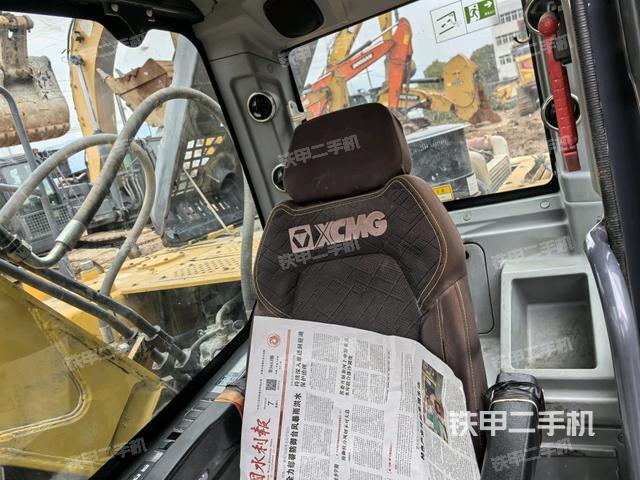 行走控制手柄和踏板?俯拍(駕駛室部分) 行走控制手柄和踏板?俯拍(駕駛室部分)