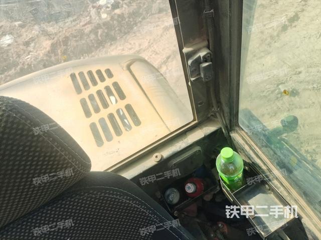 座椅左侧控制台/音响/含左手柄(驾驶室部分) 座椅左侧控制台/音响/含左手柄(驾驶室部分)