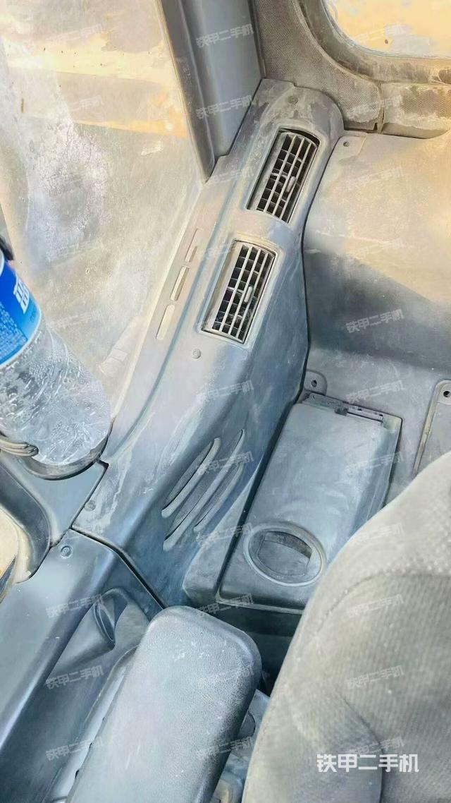 駕駛室整體(整機(jī)外觀(guān)) 駕駛室整體(整機(jī)外觀(guān))