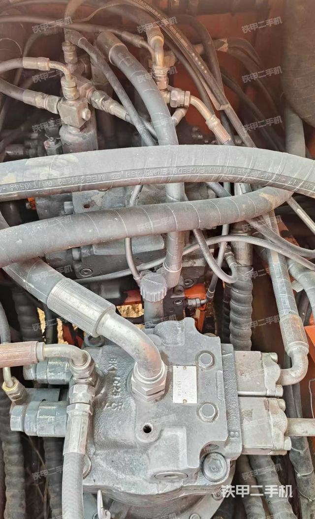 回转马达和主控阀（整机外观）