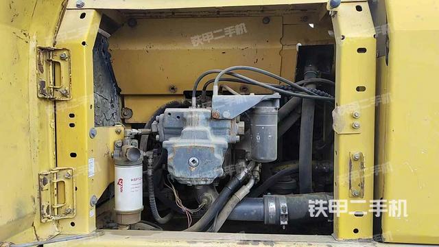 液壓泵艙室正面整體(整機(jī)外觀) 液壓泵艙室正面整體(整機(jī)外觀)