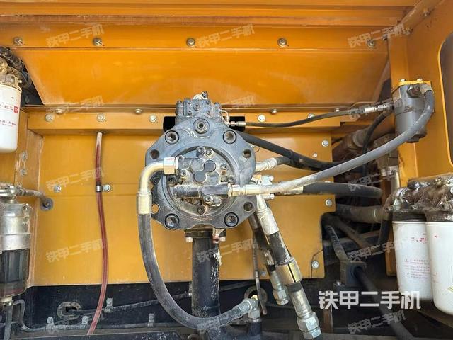 液壓泵艙室正面整體(整機外觀) 液壓泵艙室正面整體(整機外觀)