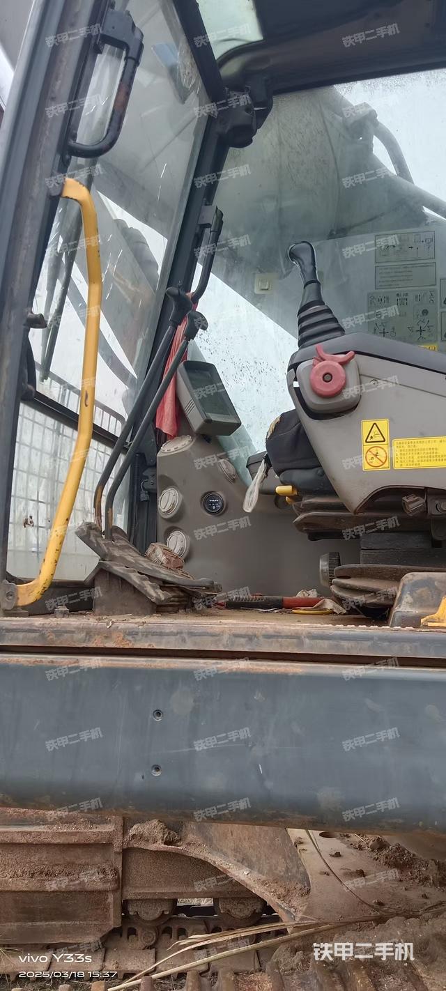 駕駛室整體(整機外觀) 駕駛室整體(整機外觀)