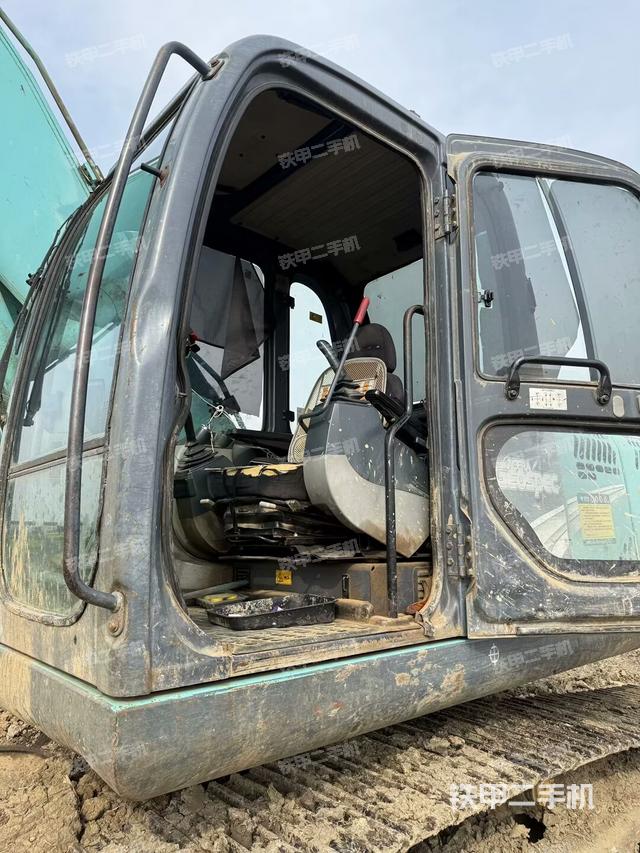 左后方玻璃角標(biāo)（駕駛室部分）