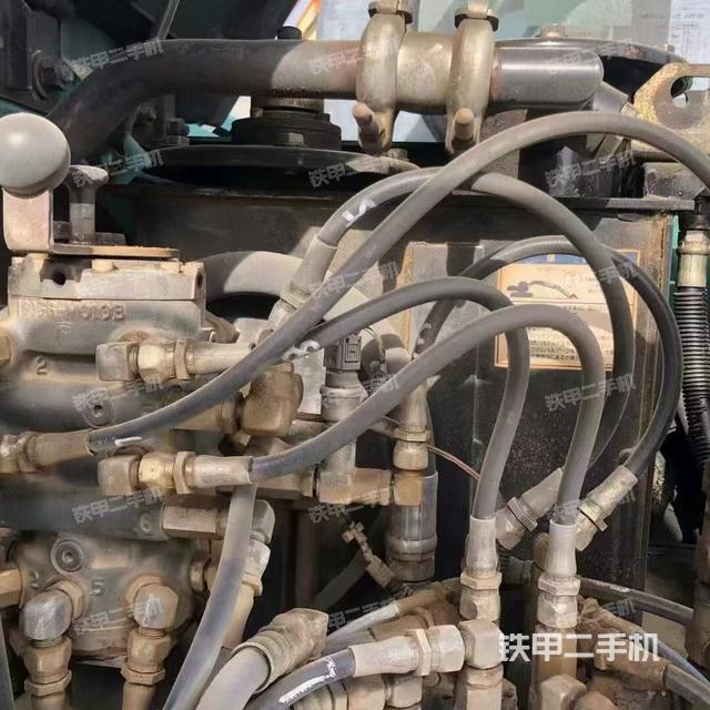 液壓泵艙室正面整體(整機(jī)外觀) 液壓泵艙室正面整體(整機(jī)外觀)