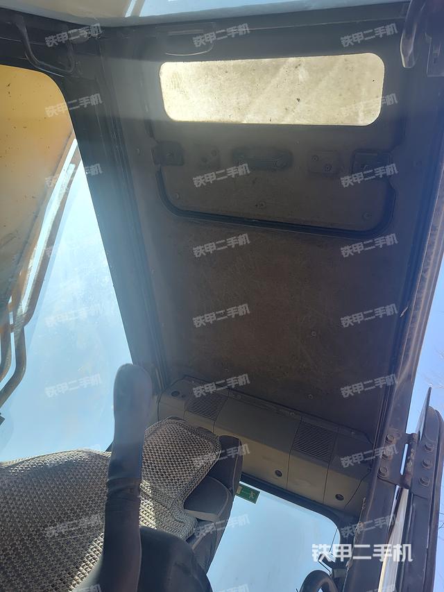 駕駛室頂部(整機(jī)外觀) 駕駛室頂部(整機(jī)外觀)