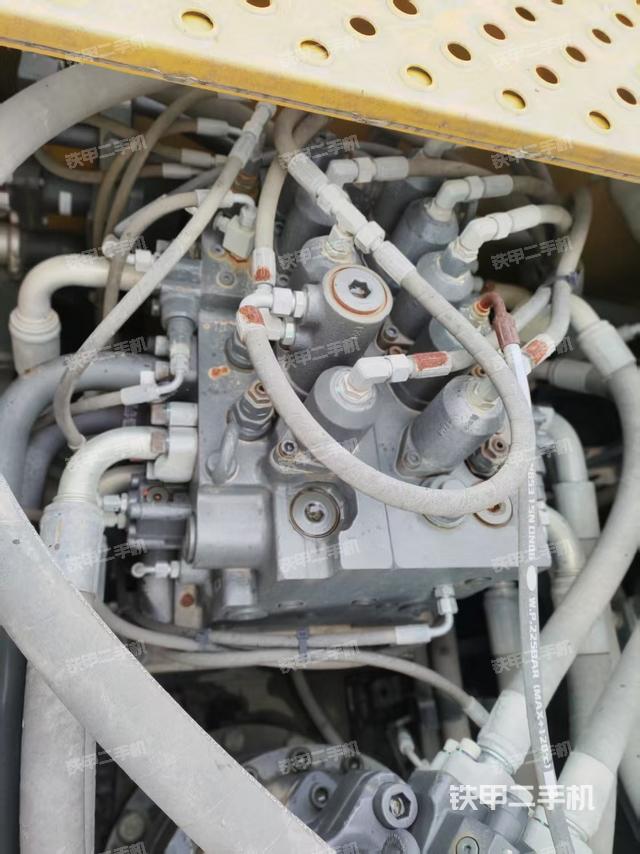 回转马达和主控阀（整机外观）