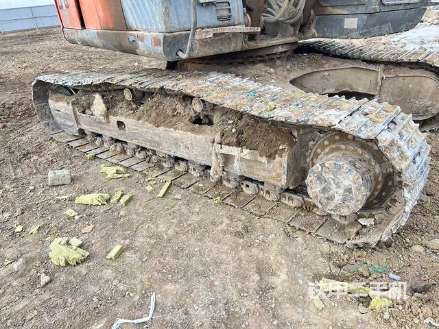 單側(cè)履帶整體(整機(jī)外觀) 單側(cè)履帶整體(整機(jī)外觀)