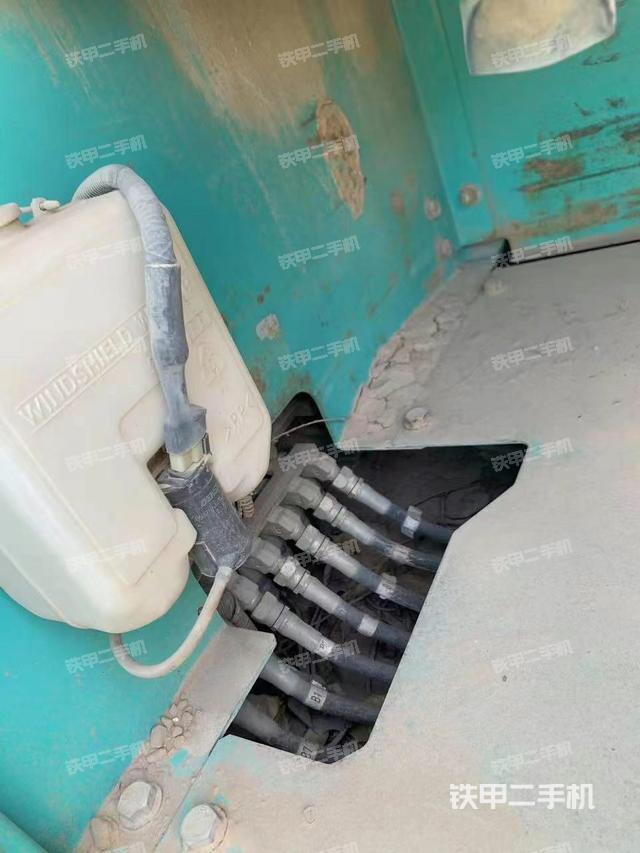 液压泵舱室正面整体（整机外观）