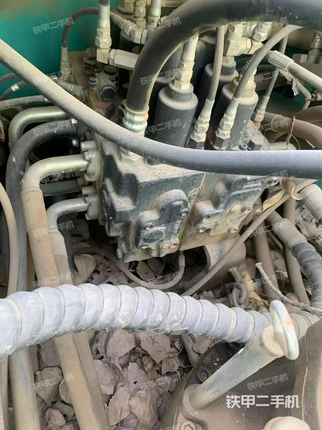 回转马达和主控阀（整机外观）