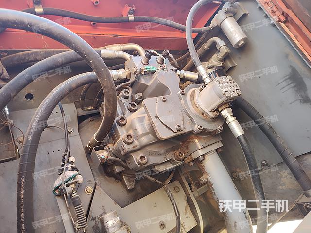 液压泵舱室正面整体（整机外观）