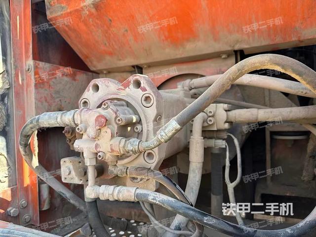 液压泵舱室正面整体（整机外观）