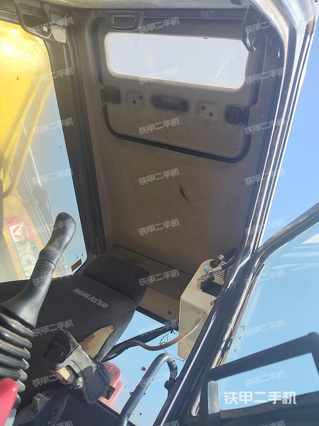 駕駛室頂部(整機(jī)外觀) 駕駛室頂部(整機(jī)外觀)