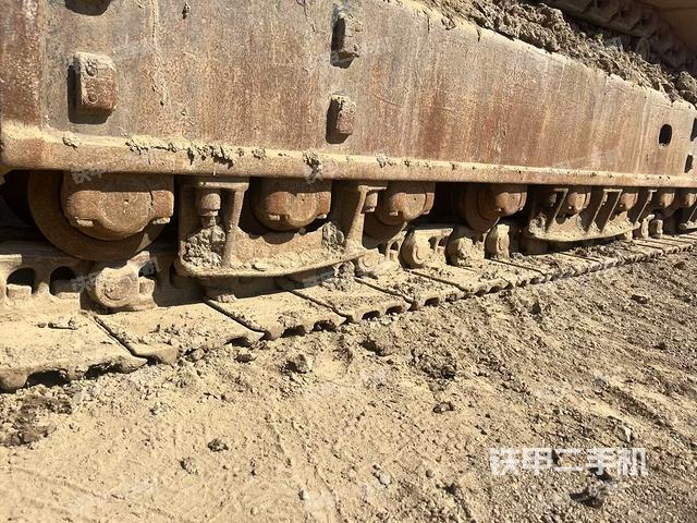 單側(cè)履帶整體(整機(jī)外觀) 單側(cè)履帶整體(整機(jī)外觀)
