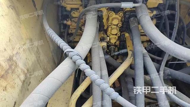 回轉(zhuǎn)馬達(dá)和主控閥(整機(jī)外觀) 回轉(zhuǎn)馬達(dá)和主控閥(整機(jī)外觀)
