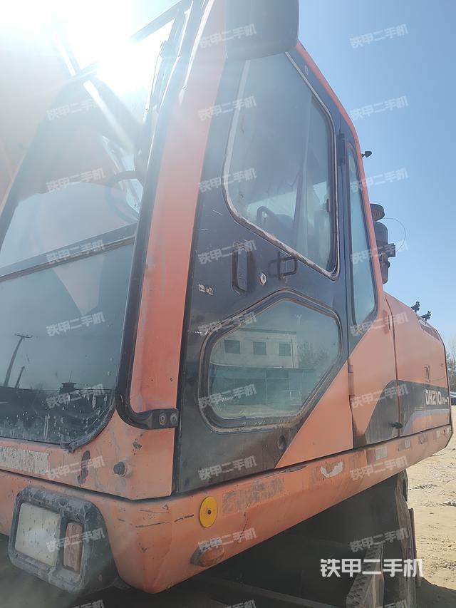 駕駛室整體(整機外觀) 駕駛室整體(整機外觀)