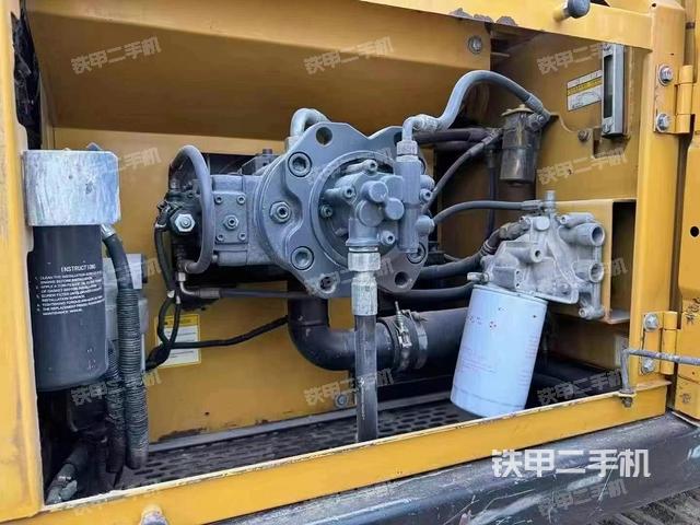 液壓泵艙室正面整體（整機(jī)外觀）