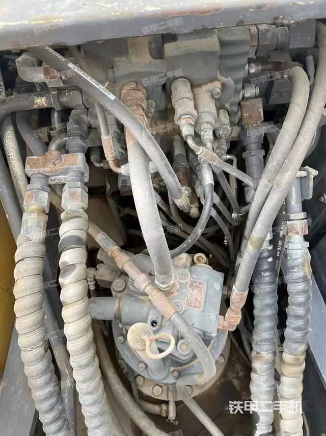 回轉(zhuǎn)馬達(dá)和主控閥（整機(jī)外觀）