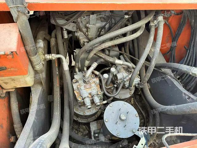 回轉(zhuǎn)馬達(dá)和主控閥（整機(jī)外觀）