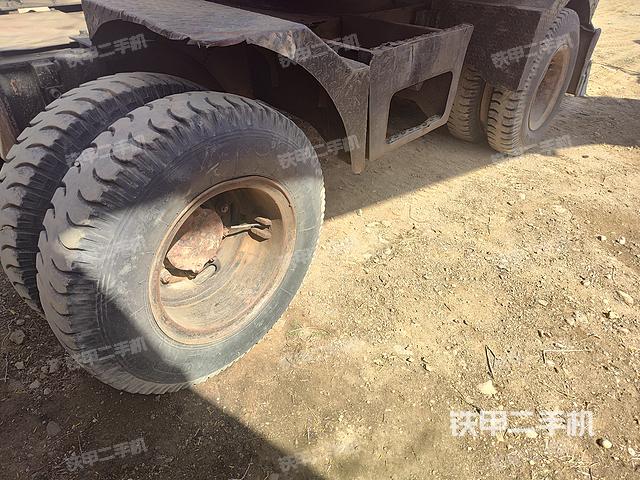 單側(cè)履帶整體(整機(jī)外觀) 單側(cè)履帶整體(整機(jī)外觀)