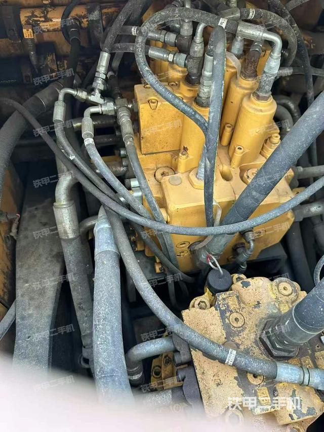 回转马达和主控阀（整机外观）