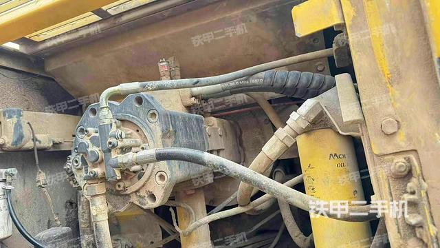 液压泵舱室正面整体（整机外观）