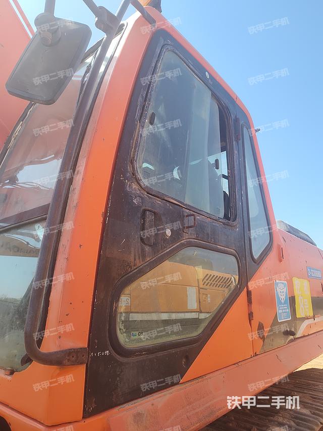 駕駛室整體(整機(jī)外觀) 駕駛室整體(整機(jī)外觀)