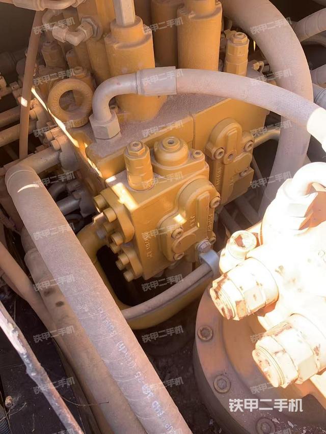 回轉(zhuǎn)馬達(dá)和主控閥（整機(jī)外觀）