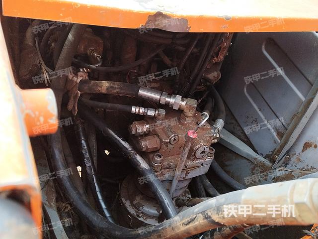 回转马达和主控阀（整机外观）