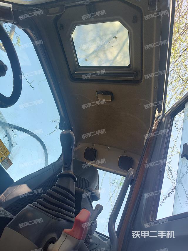 駕駛室頂部(整機外觀) 駕駛室頂部(整機外觀)