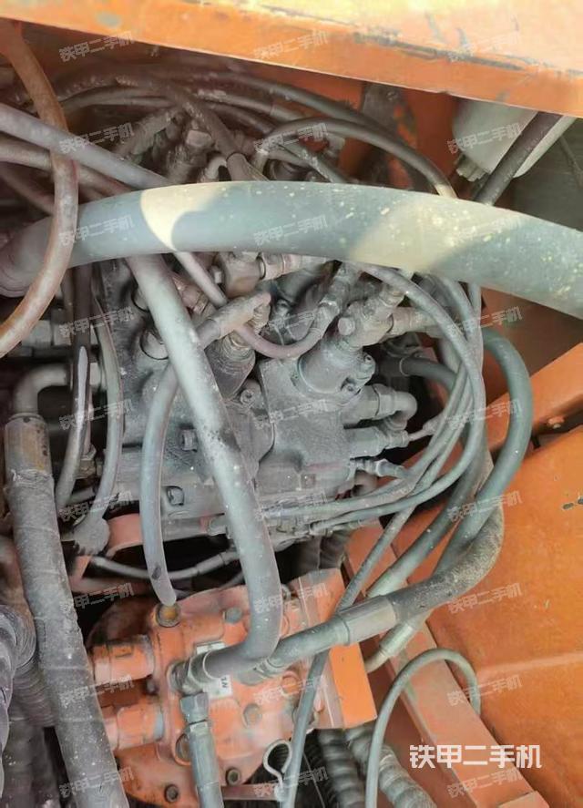 回转马达和主控阀（整机外观）