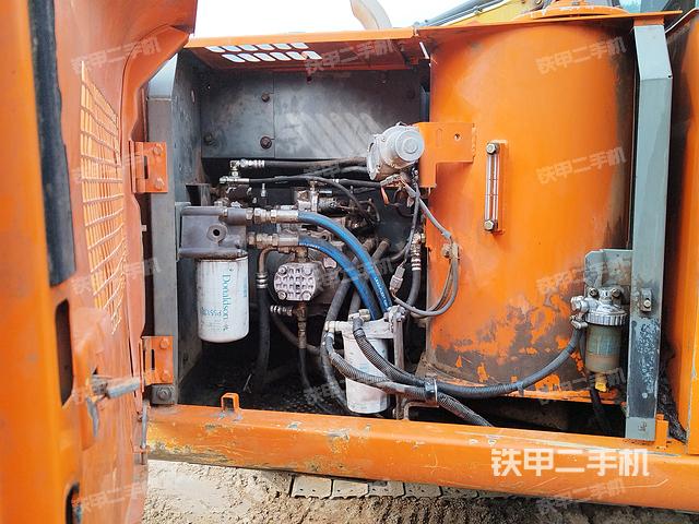 液压泵舱室正面整体（整机外观）