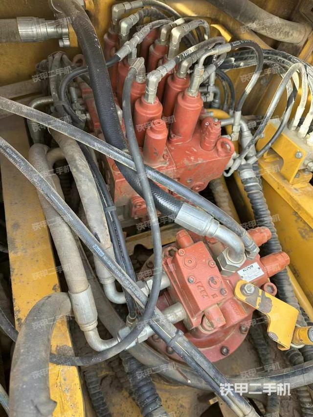 回轉(zhuǎn)馬達(dá)和主控閥(整機(jī)外觀) 回轉(zhuǎn)馬達(dá)和主控閥(整機(jī)外觀)