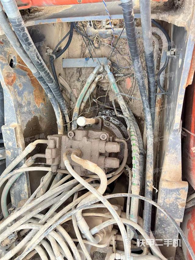 回轉(zhuǎn)馬達(dá)和主控閥(整機(jī)外觀) 回轉(zhuǎn)馬達(dá)和主控閥(整機(jī)外觀)