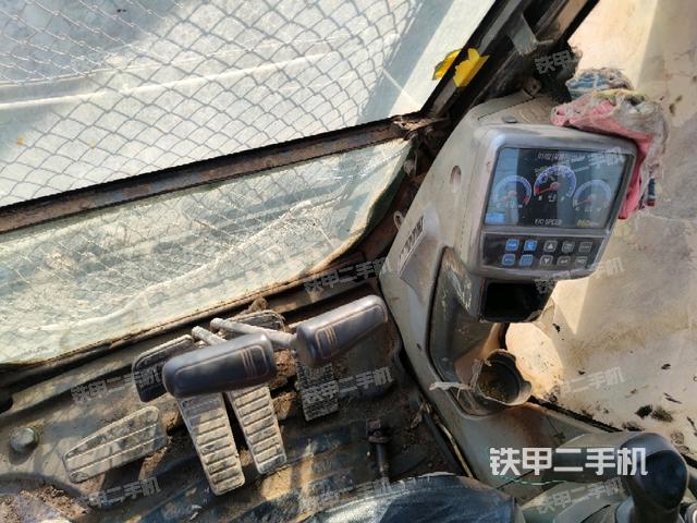 行走控制手柄和踏板?俯拍(駕駛室部分) 行走控制手柄和踏板?俯拍(駕駛室部分)