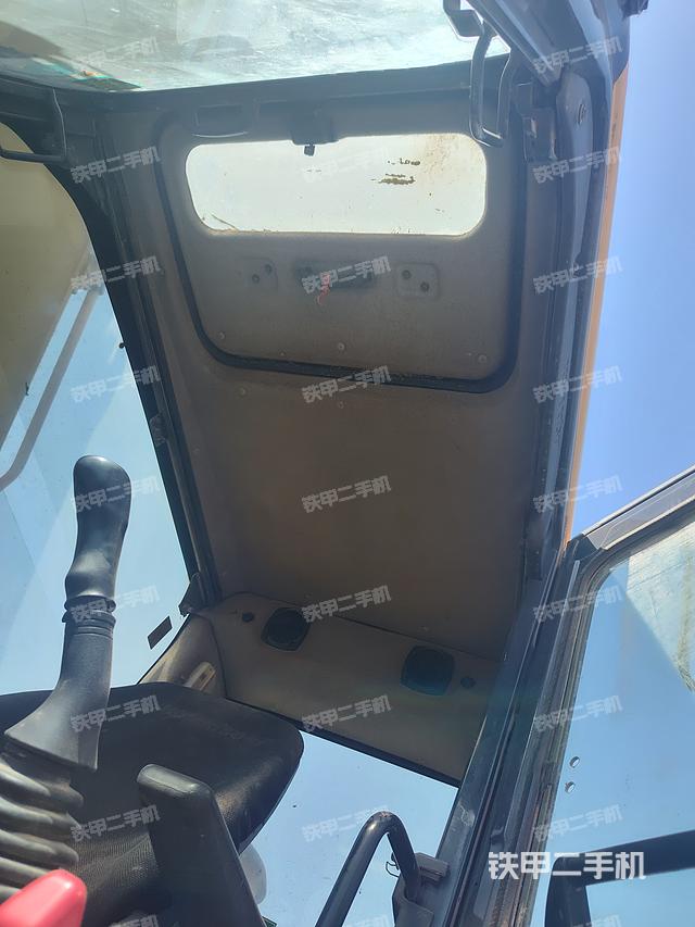 駕駛室頂部(整機(jī)外觀) 駕駛室頂部(整機(jī)外觀)